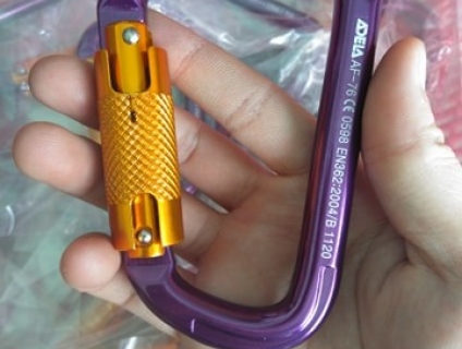 Móc liên kết thiết bị và dây đu