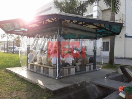 Rèm Cuốn nhựa pvc trong suốt ngăn mưa, ngăn gió lạnh ngoài hiên ban cô