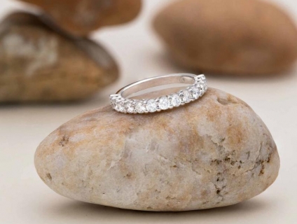Tất tần tật bí quyết lựa mẫu nhẫn nữ đẹp - Nhẫn Eternity, phụ kiện kh