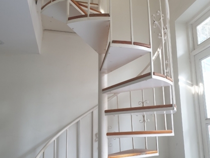 Thanh lý cầu thang sắt xoắn ốc đẹp, còn mới