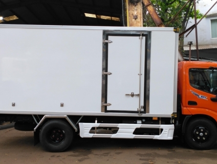 XE TẢI HINO XZU650 2 TẤN THÙNG KÍN