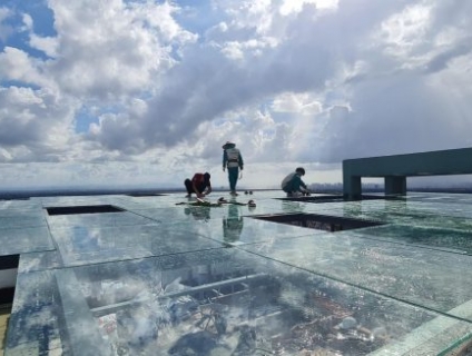 Thi công lắp đặt mái kính cường lực uy tín tại Hà Nội