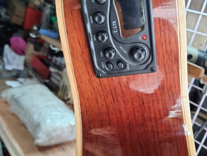 Cửa hàng bán đàn guitar gắn Eq kết nối loa ở TPHCM