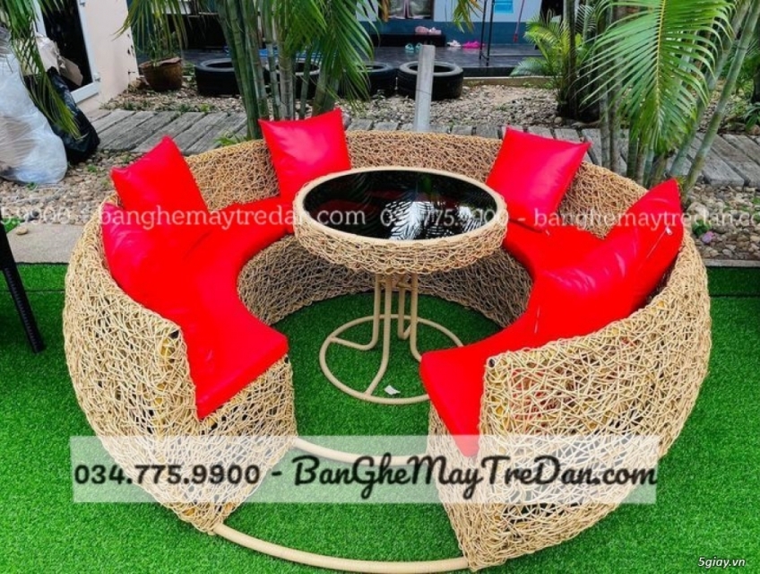 Bộ bàn ghế ngoài trời hình trond độc đáo