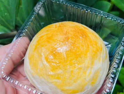 Bánh pía tươi ngon, nóng giòn.