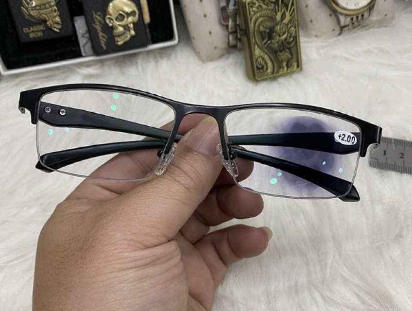 Kính lão đa tròng đổi màu nhật - địa chỉ bán kính lão uy tín