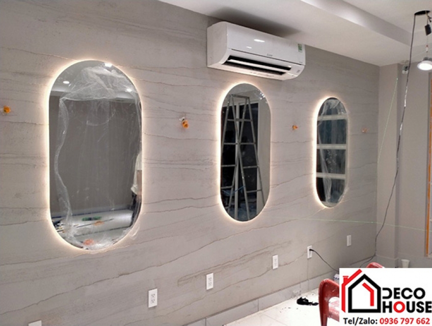 Gương salon tóc và sự kết hợp với đèn trang trí