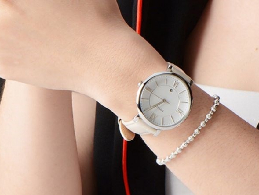 Có nên đeo vòng và đồng hồ cùng tay