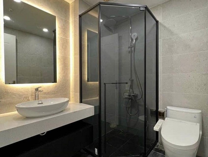 Các giải pháp chiếu sáng phù hợp vách kính nhà tắm phụ kiện màu đen
