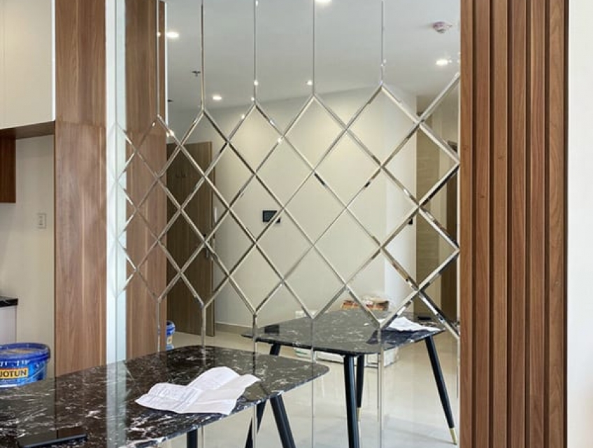 Sử dụng gương trang trí để cân bằng và hài hòa các yếu tố trong phòng