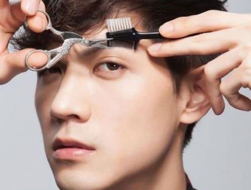 Kẻ Chân Mày Nam Trong Môi Trường Làm Việc