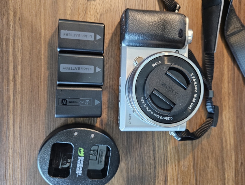 Sony Alpha A6000 + lens kit 15-60 + bộ xạc rời - 9tr5 (fullbox)