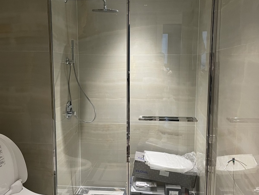 Vách tắm kính cường lực có an toàn cho gia đình có trẻ nhỏ không?