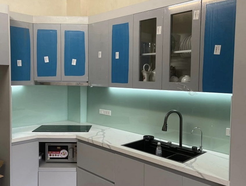 Thi công kính ốp bếp màu trắng xanh: Quy trình và điều cần biết