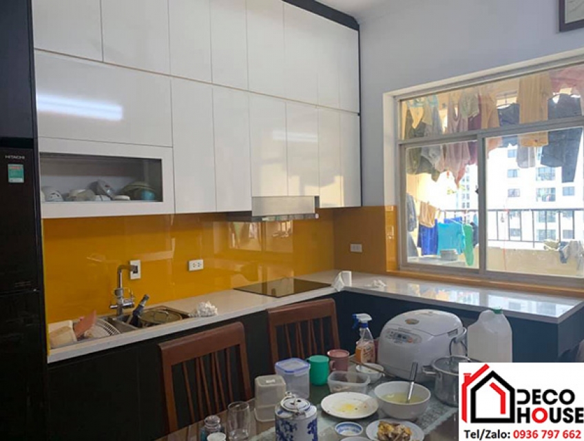 Phong thủy và kính ốp bếp màu vàng thư: Hài hòa ngũ hành trong bếp