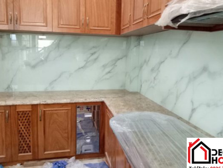 Kính ốp bếp vân đá và sự thay đổi của phong cách nội thất theo thời gi