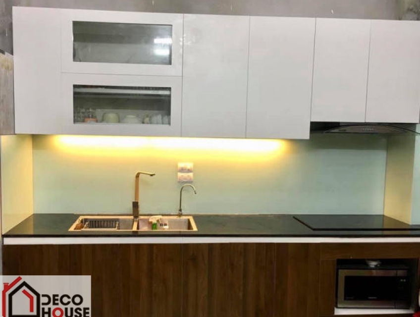 Kính ốp bếp màu kem sữa và cách tạo sự hài hòa với các vật liệu khác