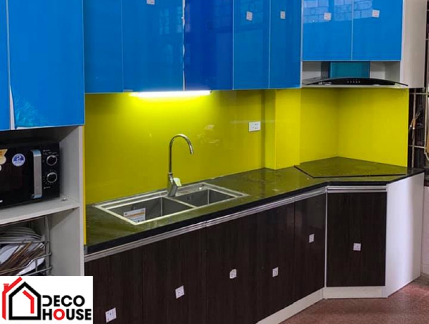 So sánh kính ốp bếp màu vàng chanh với các loại kính ốp khác.