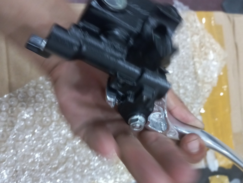 Cùm dầu trên bên phải Sh 2 đĩa ( Chính Hãng )