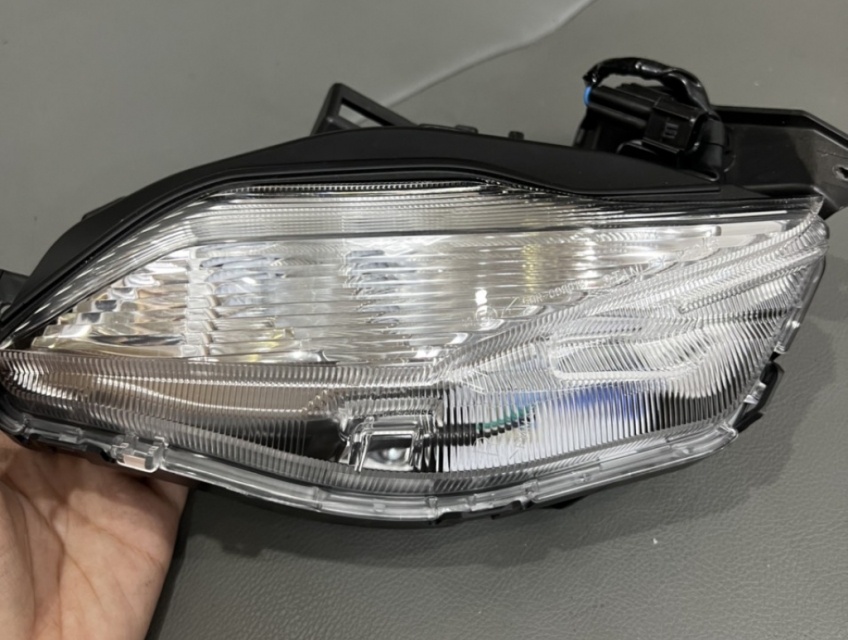 Xi nhan trước trái Sh 350i