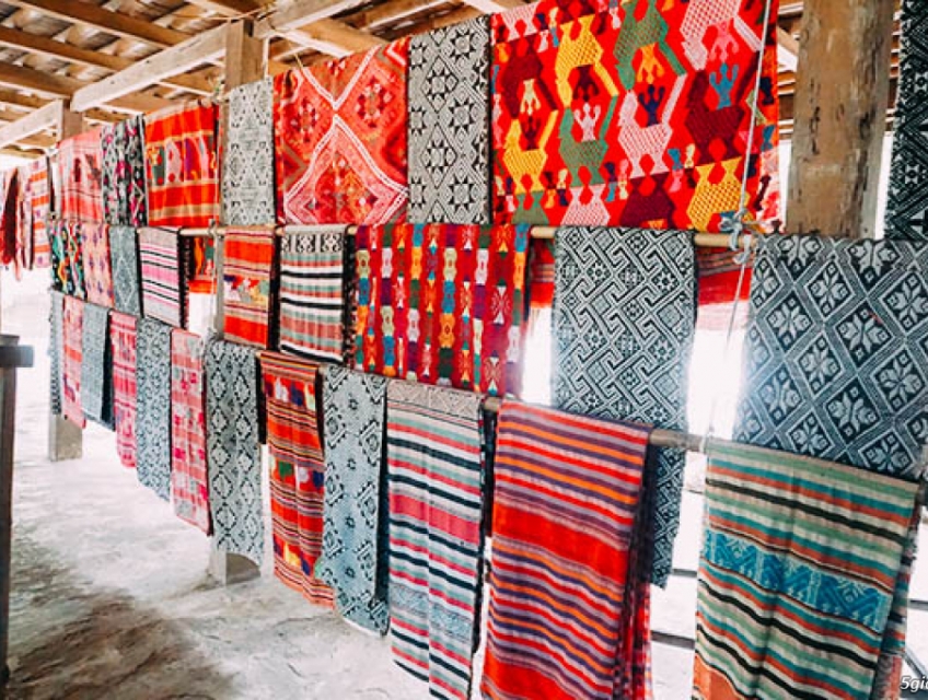 Mua vải thổ cẩm trang trí họa tiết con gà ở đâu?