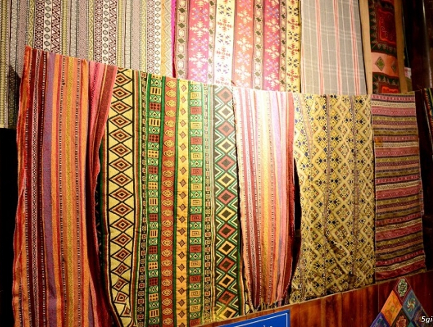 Vải thổ cẩm may áo dài họa tiết hoa lé mua ở đâu?