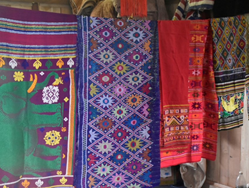 Vải thổ cẩm may áo dài họa tiết hoa mướp đắng rừng mua ở đâu?