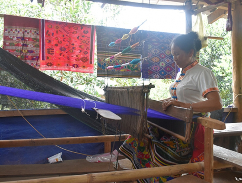 Vải thổ cẩm trang trí họa tiết hoa ban của người Thái mua ở đâu?