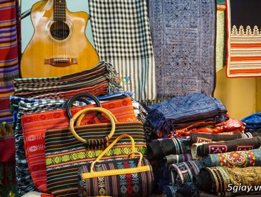 Vải thổ cẩm dân tộc Mông hoa văn quả trám mua ở đâu?