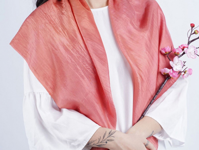 Cách giặt khăn lụa tơ sen tốt nhất