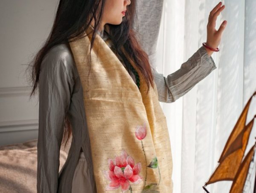 Giá khăn lụa tơ sen là bao nhiêu? Mua ở đâu?
