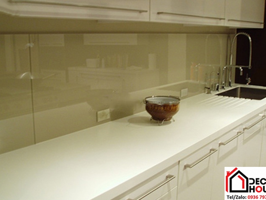 Kính ốp bếp màu vàng sữa: Phong cách hiện đại hay cổ điển?