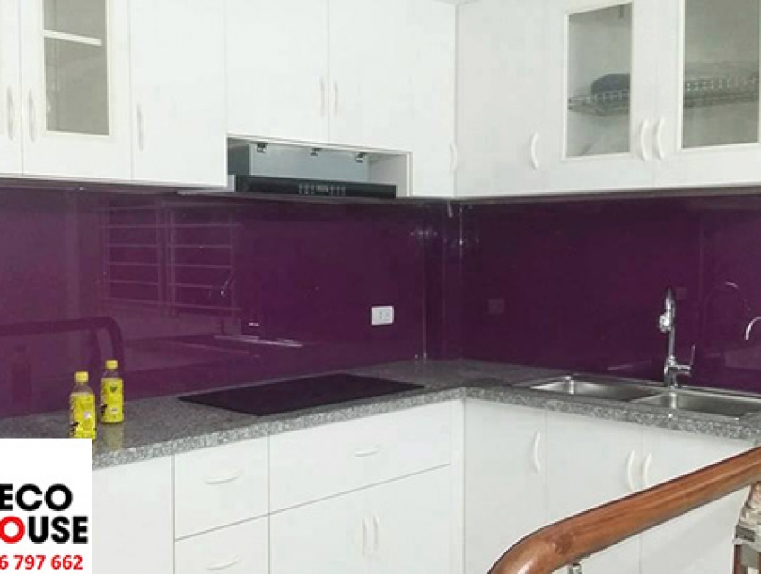 Cách kính ốp bếp màu tím có thể làm tăng giá trị của ngôi nhà bạn.