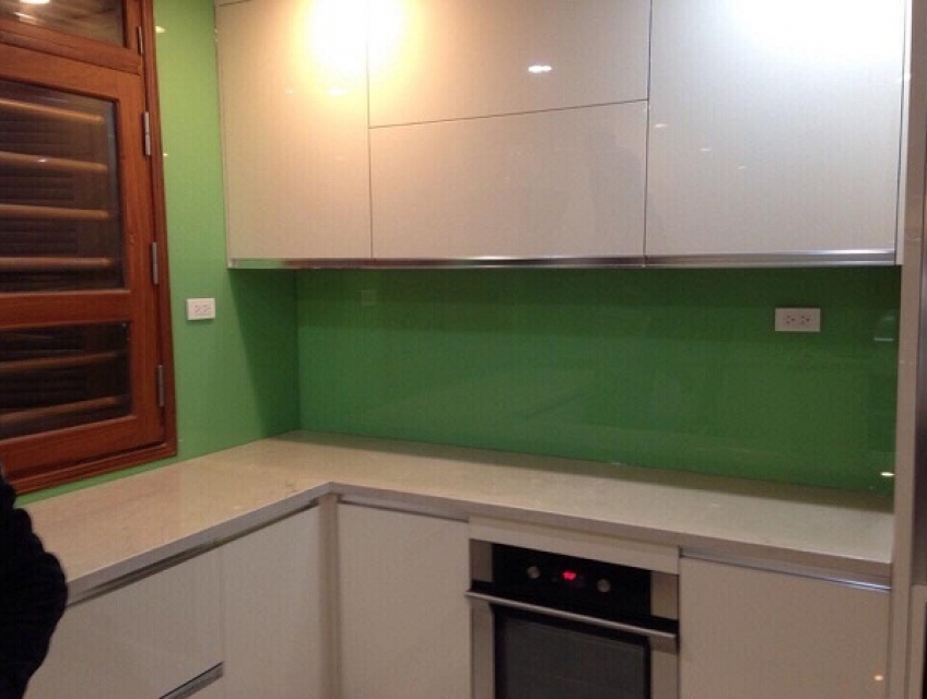 Đánh giá độ bền và tính năng của kính ốp bếp màu xanh cốm