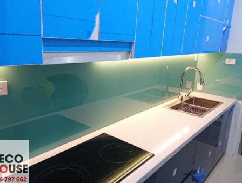 So sánh kính ốp bếp màu xanh ngọc với kính ốp bếp màu truyền thống.