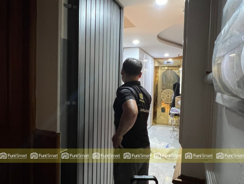 Cửa Nhôm Xếp Cho Kho Chứa Đồ Lá Đặc FuniSmart Bền Đẹp Tiện Ích