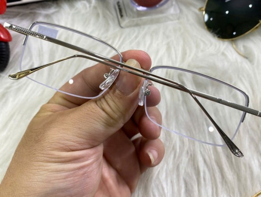 Kính lão nhật gọng titan siêu nhẹ: Địa chỉ bán kính mắt uy tín
