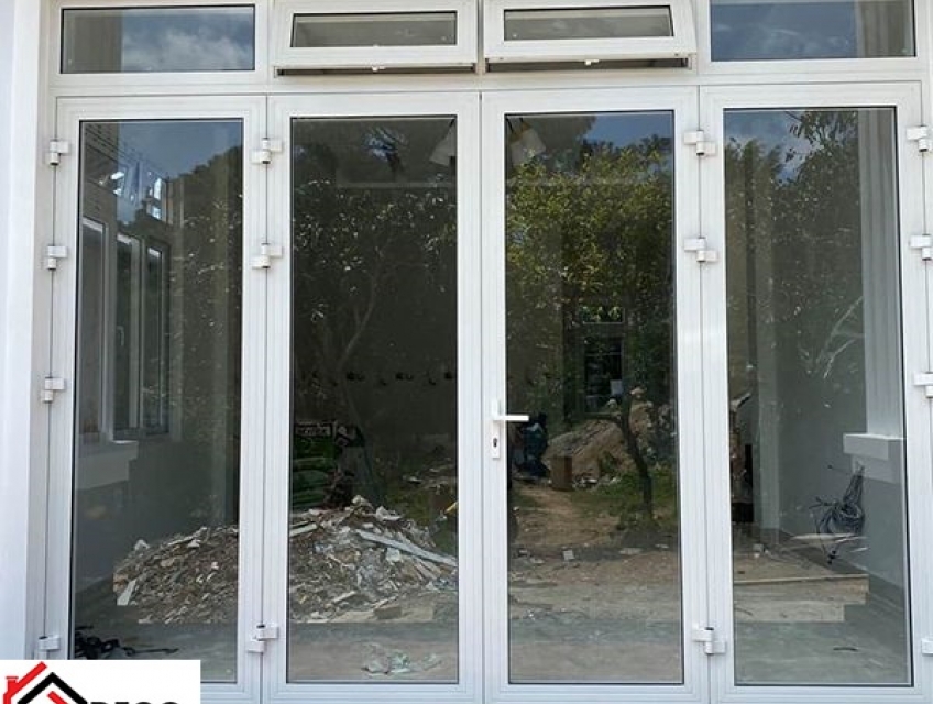 Tạo điểm nhấn với cửa nhôm Xingfa màu trắng trong không gian mở.