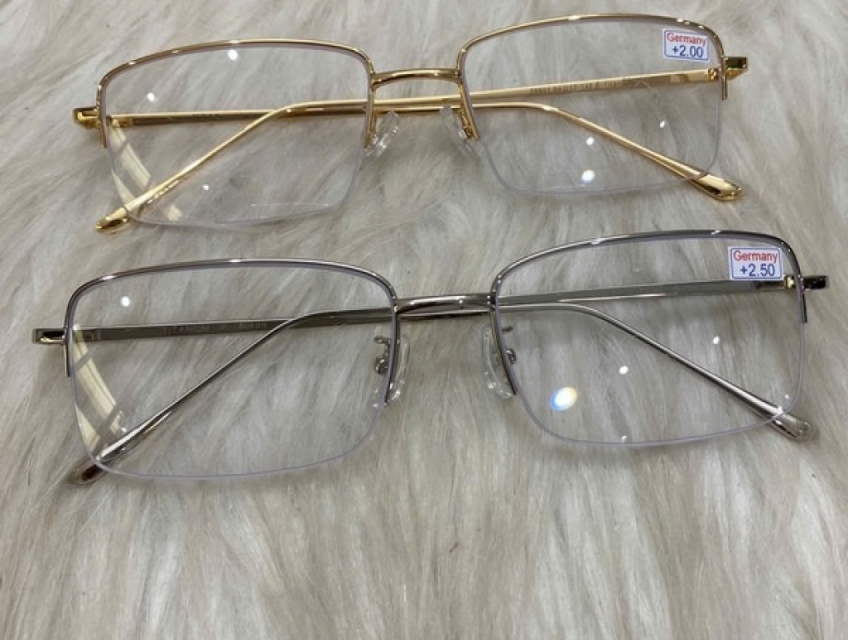 Gọng Kính Titan Siêu Nhẹ: Quà Tặng Sinh Bố Mẹ Ý Nghĩa