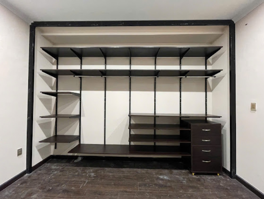 Vách trắng, kệ đen – sự đối lập tạo nên điểm nhấn