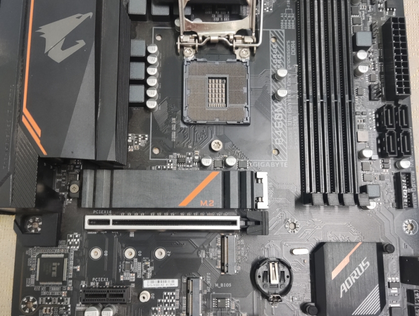 Lẹ Lẹ Lẹ cái main Gigabyte B460m Aorus Pro như ảnh