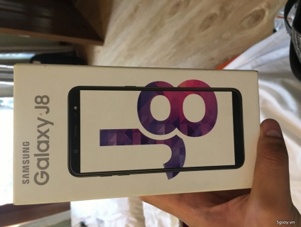 Cần bán Samsung galaxy J8 đen nguyên tem chưa khui