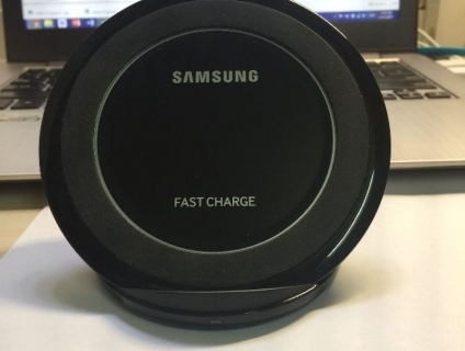 Nhượng lại Sạc nhanh không dây đứng Samsung new nguyên seal