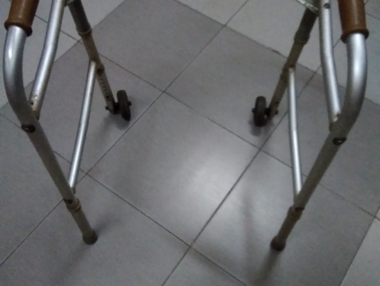 Khung tập đi bộ hoặc đi đứng sau khi giải phẫu khớp