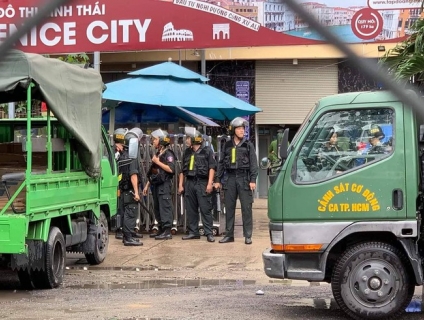 Rất đông cảnh sát vây trụ sở địa ốc Alibaba