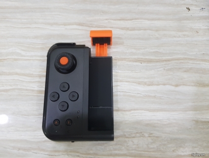 Bán tay cầm game 1 bên Baseus ga05 Bluetooth, để bắn PUBG.