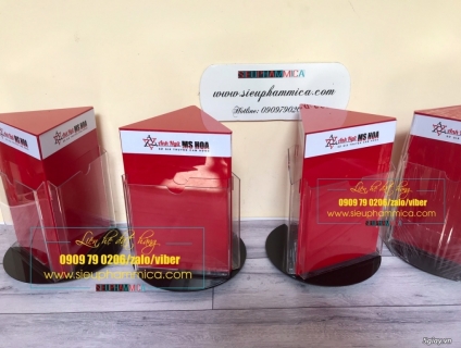 Chế tác kệ mica xoay 3 mặt màu đỏ, Kệ mica xoay Anh ngữ Ms Hoa