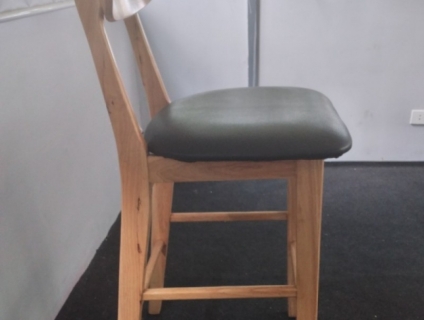 Mẫu ghế cafe gỗ- đệm da phong cách