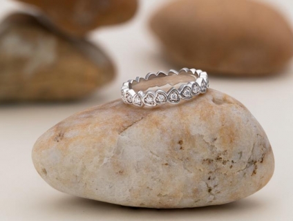 Có nên mua nhẫn vàng nữ 18K - Bí mật quyến rũ của các cô nàng thời thư