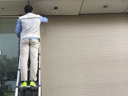 Đội thợ sửa cửa cuốn tại nhà quận 12 giá rẻ